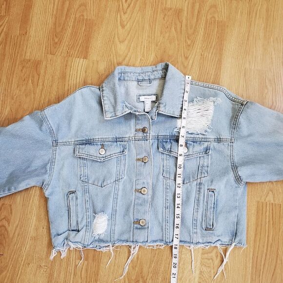 Forever 21 Cropped Distressed Frayed Denim Jacket Sz Med - Picture 9 of 11
